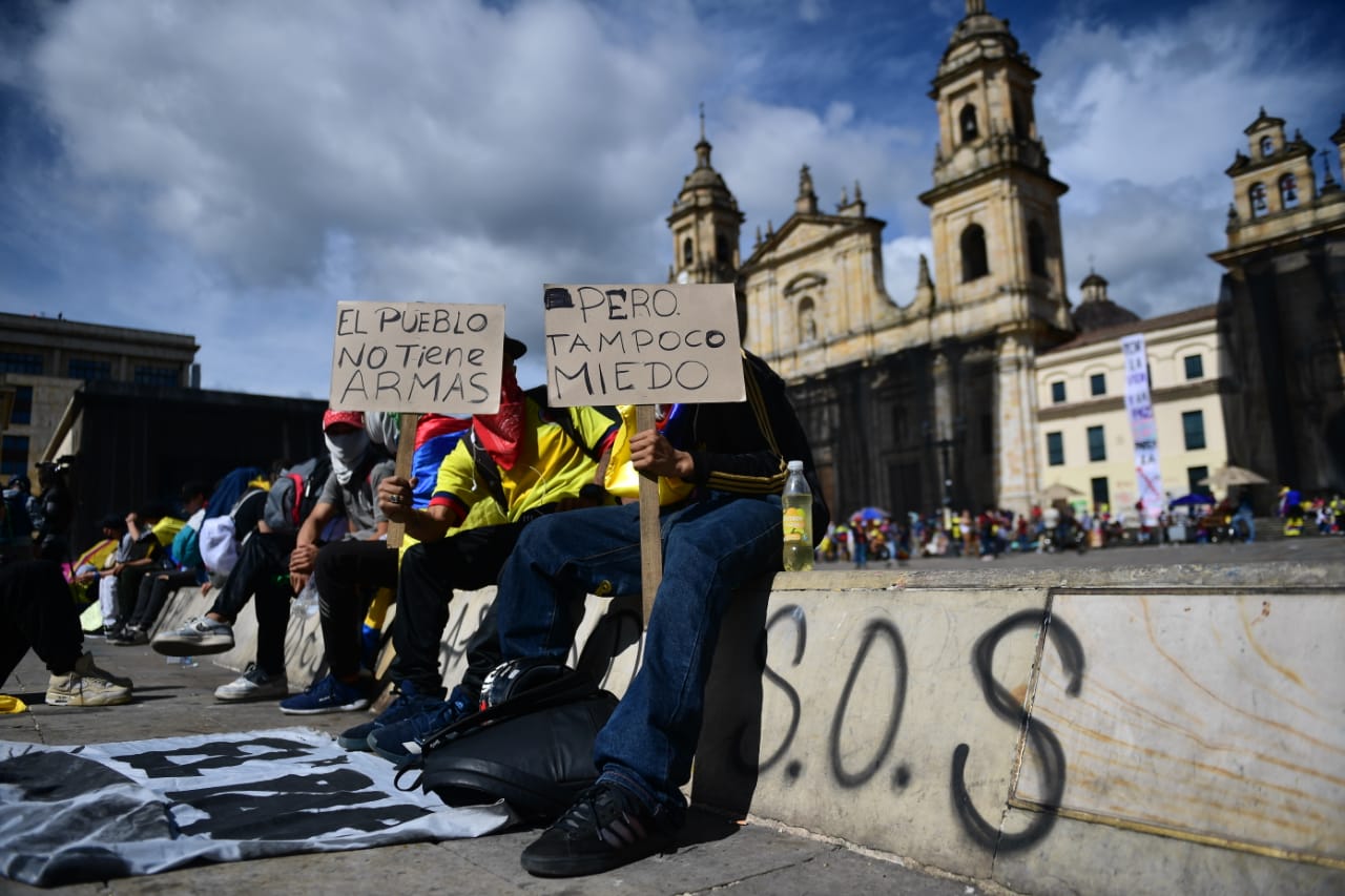 Con carteles y de forma pacífica, manifestantes hicieron presencia en la Plaza de Bolívar.