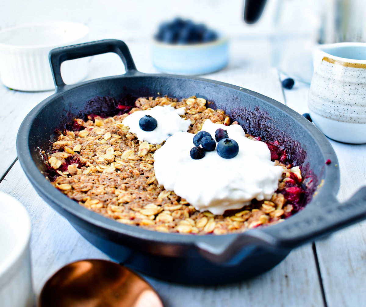 El delicioso crocante de frutos rojos libre de gluten y azúcar refinada