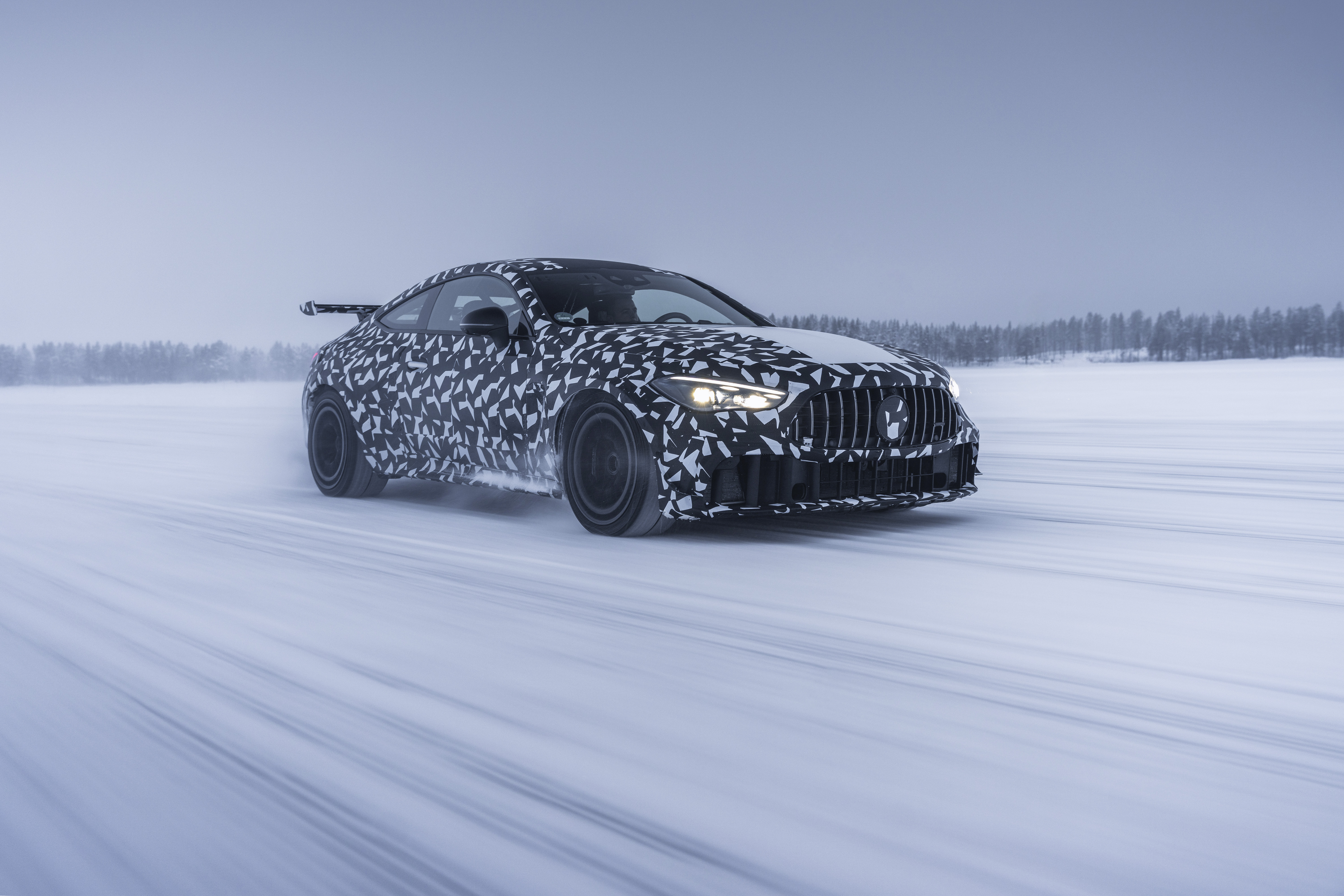 Mercedes-AMG prepara un nuevo carro deportivo basado en el CLE y ya lo prueba sobre la nieve