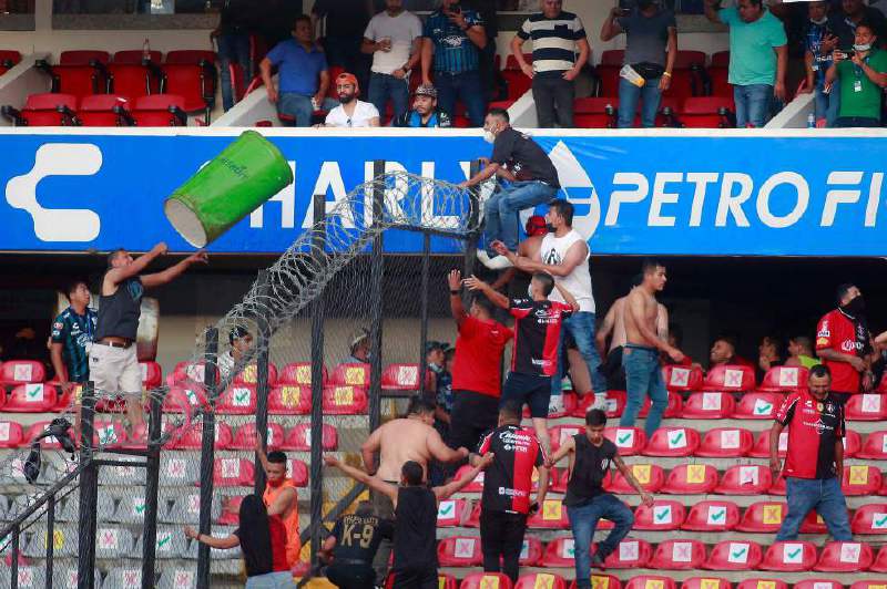 La violencia tiene al fútbol contra la pared