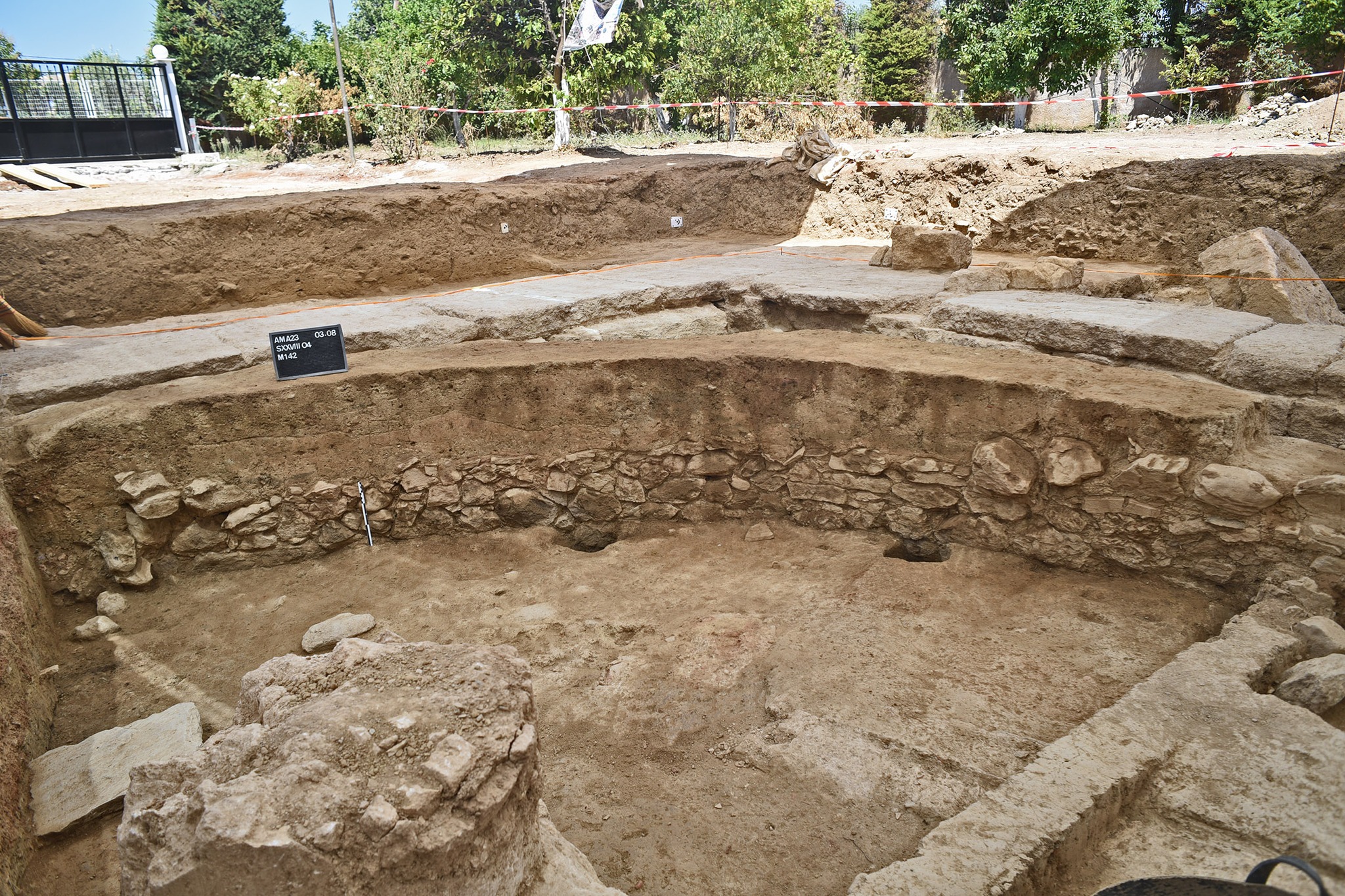 Descubren templo de 2.700 años en isla griega con un altar ornamentado de joyas