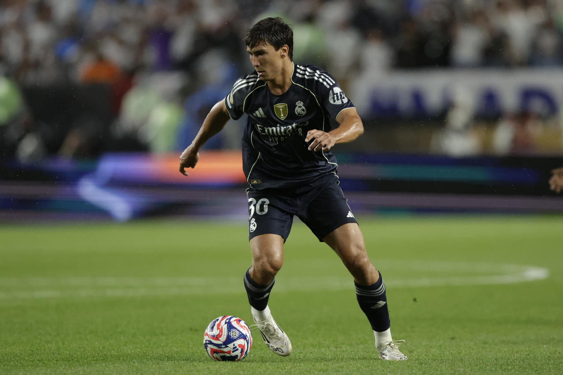 AME8936. FILADELFIA (ESTADOS UNIDOS), 26/06/2025.- Gonzalo García del Real Madrid controla el balón este jueves, en un partido de la fase de grupos del Mundial de Clubes entre Salzburgo y Real Madrid, en el estadio Lincoln Financial Field en Filadelfia (Estados Unidos). EFE/ Andre Coelho
