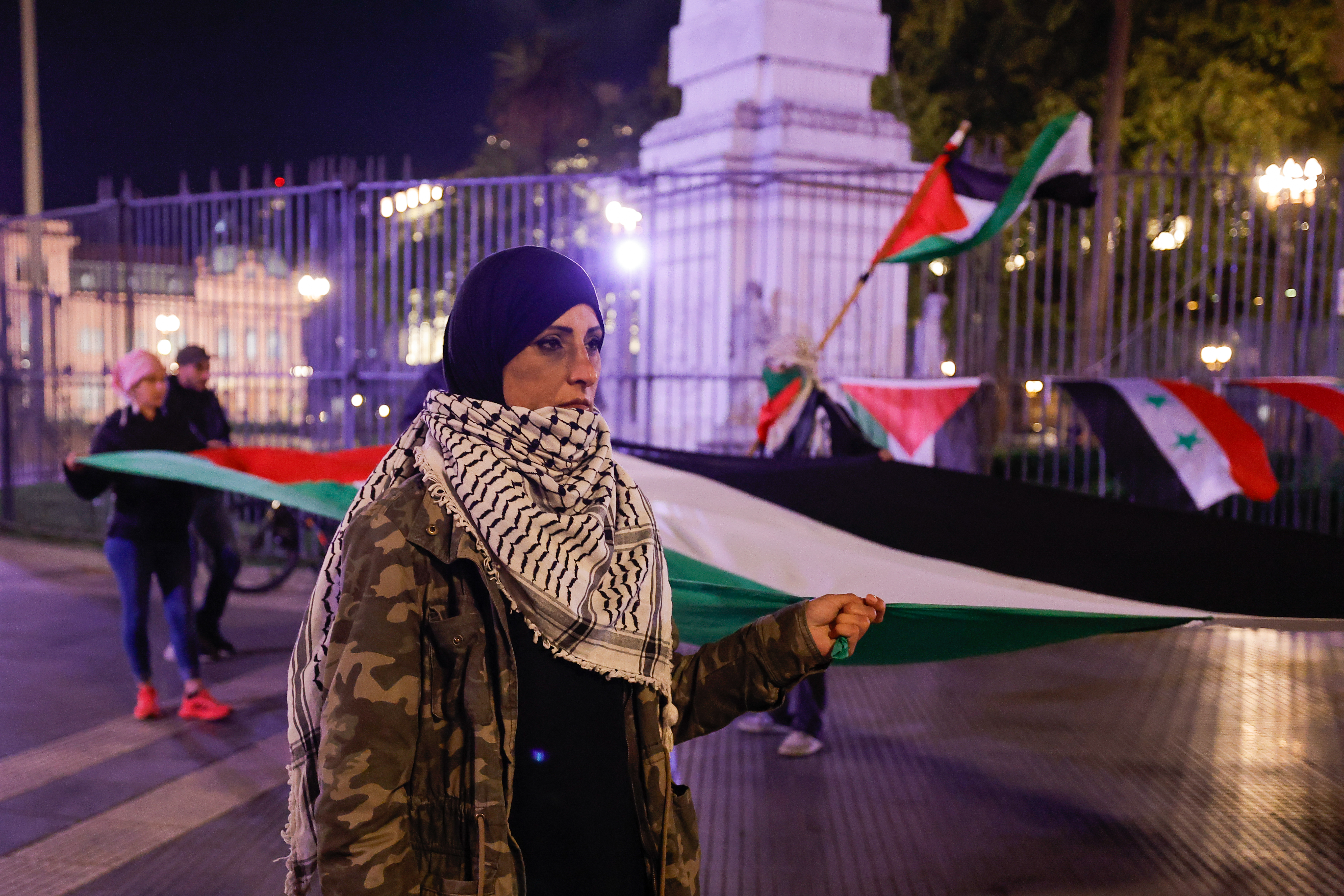AME5241. BUENOS AIRES (ARGENTINA), 06/10/2024.- Una mujer participa en una vigilia por el pueblo Palestino este domingo en la Plaza de Mayo de Buenos Aires (Argentina). Esta vigilia se convoca en la víspera de cumplirse un año del ataque de Hamás en territorio de Israel del 7 de octubre de 2023, en el que mató a 1.200 israelíes y secuestró a otros 251 -de los cuales 97 continúan en manos del grupo armado- lo que desencadenó una intensa ofensiva de Israel contra Gaza que provocó cerca de 42.000 víctimas mortales, según fuentes palestinas. EFE/ Juan Ignacio Roncoroni