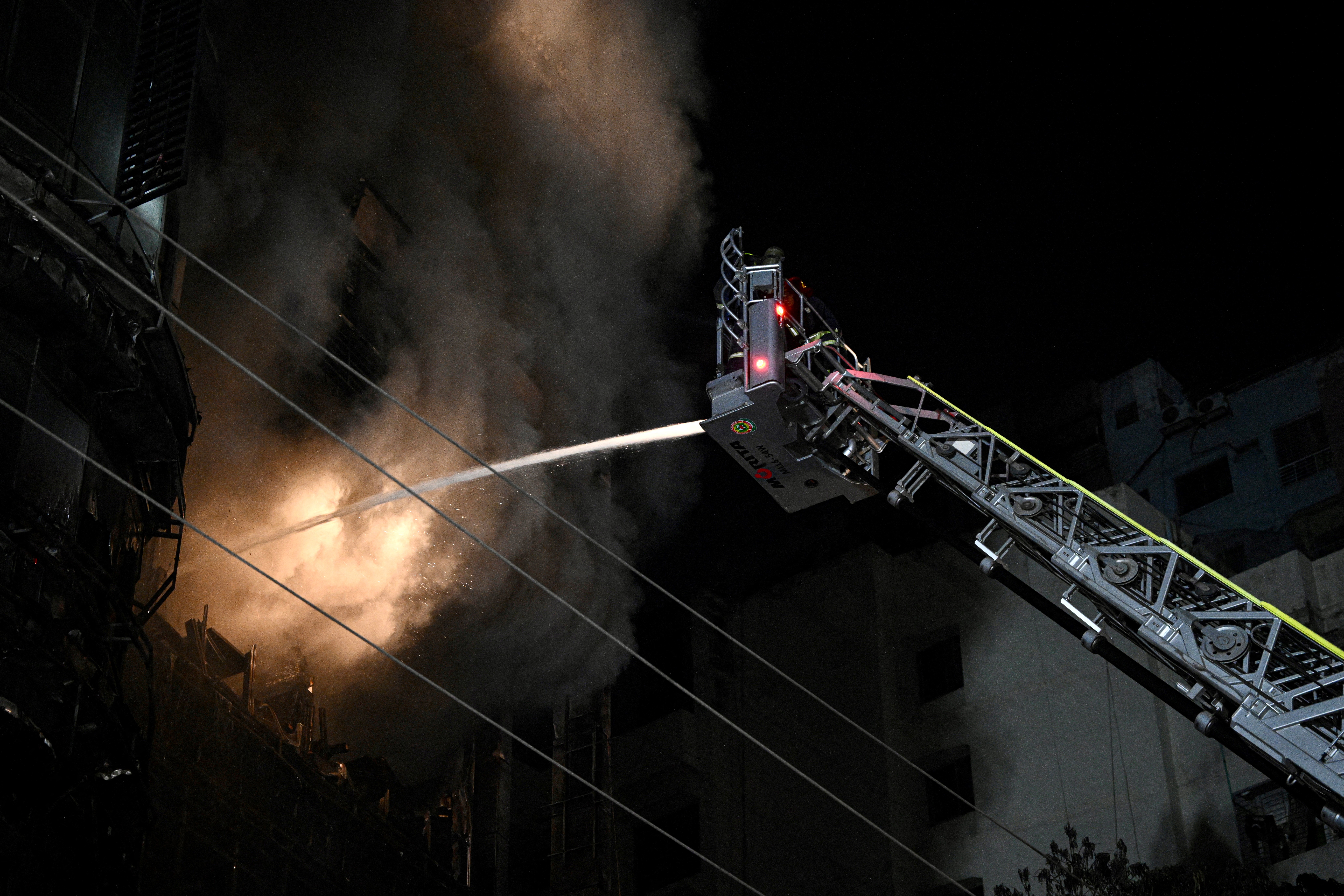 Un incendio en Daca, Bangladés, dejó al menos 44 muertos
