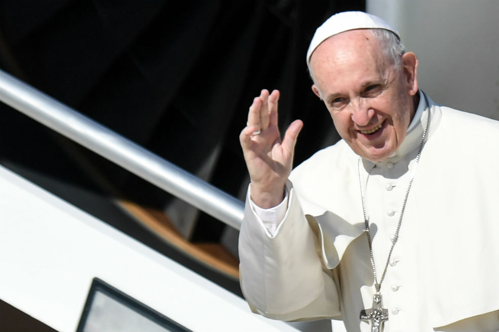 Papa Francisco ya está rumbo a Colombia