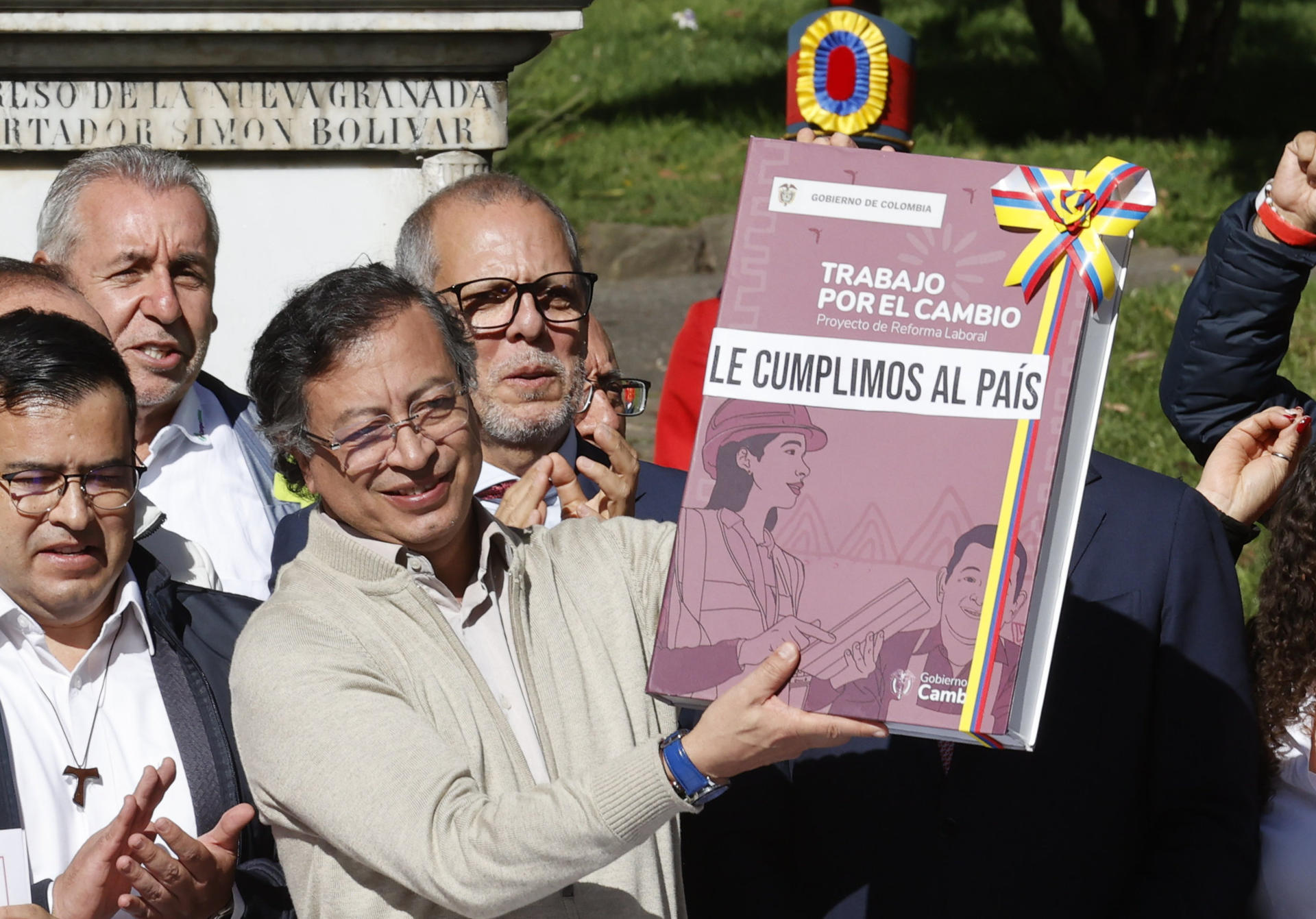 AME8517. BOGOTÁ (COLOMBIA), 25/06/2025.- El presidente de Colombia, Gustavo Petro, sostiene un libro que simboliza la reforma laboral este miércoles, en Bogotá (Colombia). Petro firmó la ley de la reforma laboral, cinco días después de que el Congreso aprobara esta iniciativa que se convirtió en una de las mayores victorias legislativas de su Gobierno. EFE/ Mauricio Dueñas Castañeda