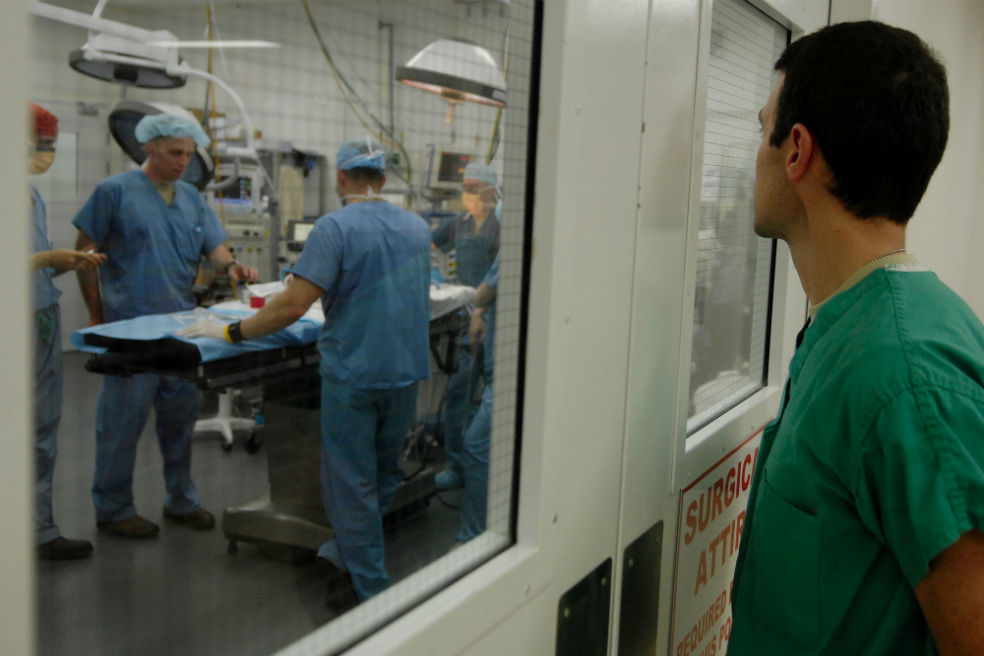 Fiscalía deberá ofrecer disculpas a médico que acusó falsamente de guerrillero