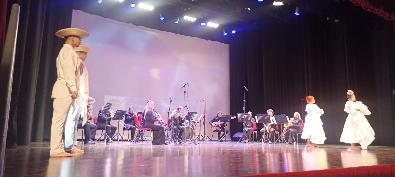 Banda y grupo de baile de la Escuela de Bellas Artes del Valle, durante su presentación en la I Semana Internacional del Sodre.