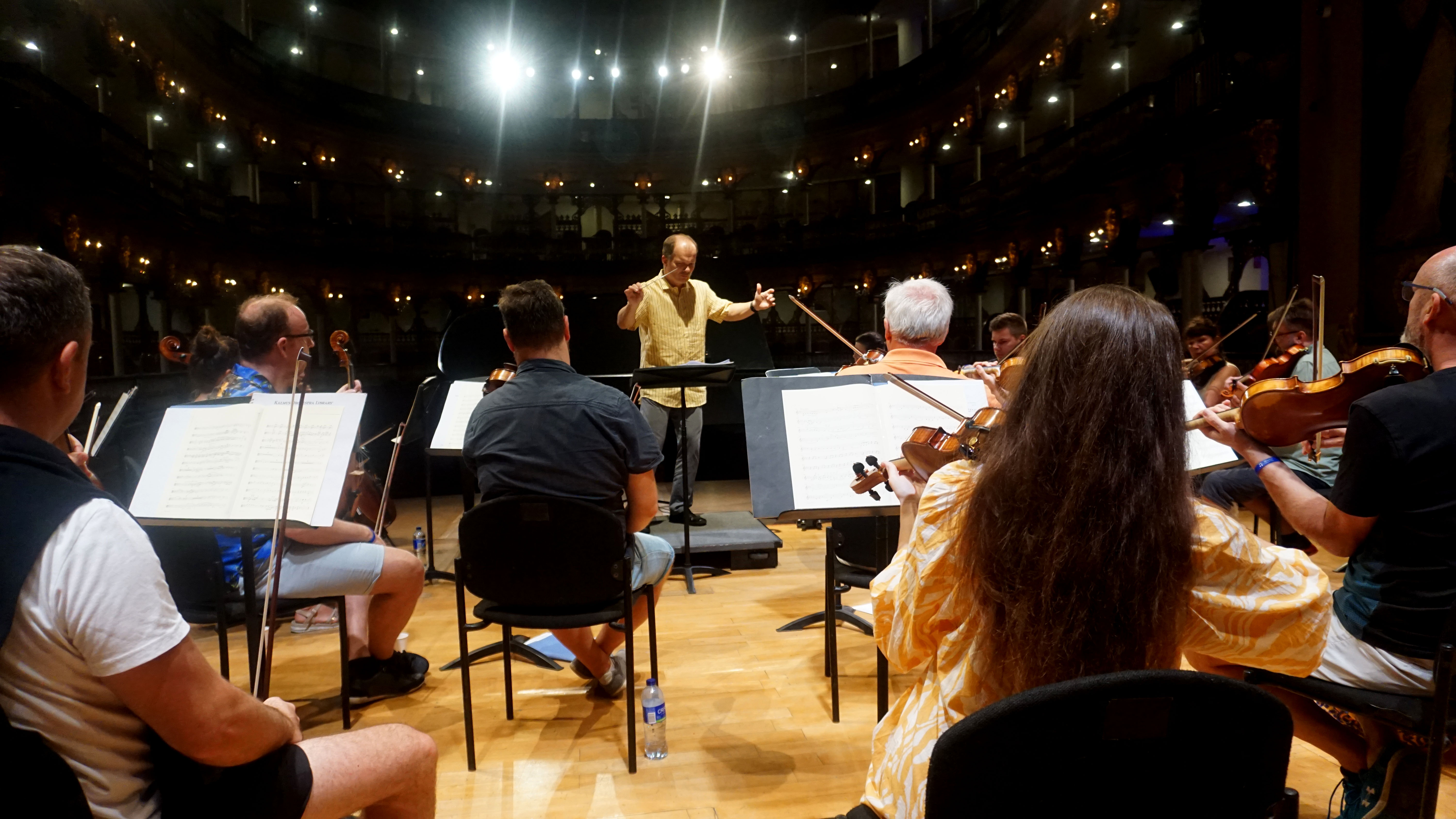 Partituras y ropa de verano en la Orquesta de Cámara de Praga