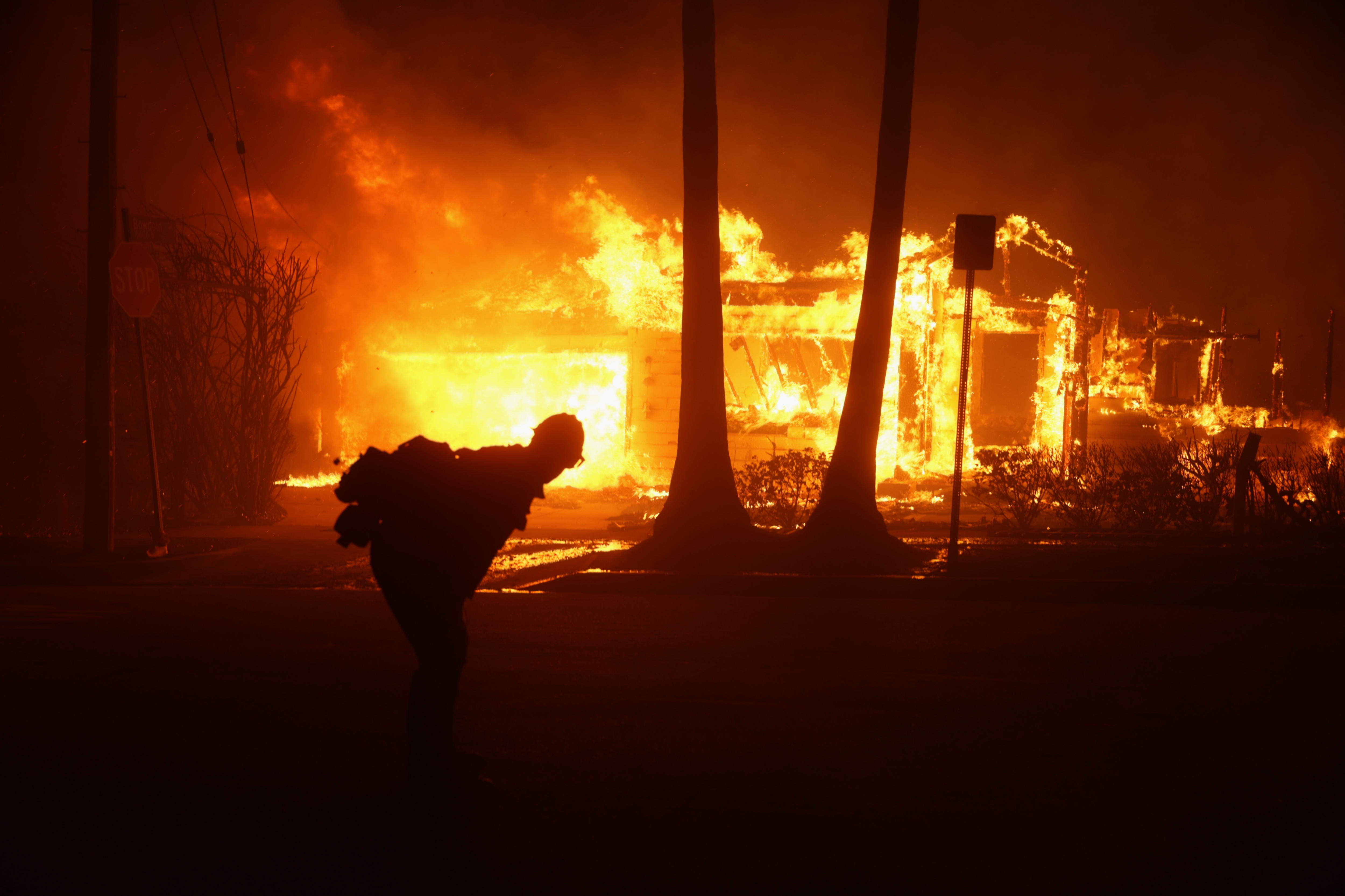 Los Angeles (United States), 08/01/2025.- Volunteer firefighter Emmet Pierson rests while trying to protect his friend's home from the Palisades wildfire in Pacific Palisades, California, USA, 07 January 2025.According to the National Weather Service, large portions of the Los Angeles area are under extreme wildfire risk from 07 to 08 January due to high winds and dry conditions. (incendio forestal) EFE/EPA/ALLISON DINNER