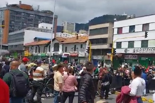 Movilidad Bogotá: Caos y enfrentamientos en la décima por bloqueos de comerciantes