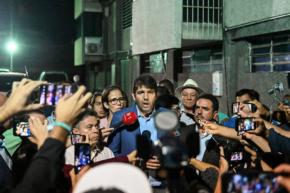 El diputado venezolano Carlos Prosperi (C) habla con la prensa luego de que el diputado venezolano y primer vicepresidente de la Asamblea Nacional, Edgar Zambrano, fuera detenido por el Servicio Nacional de Inteligencia Bolivariano (SEBIN) en Caracas. / AFP