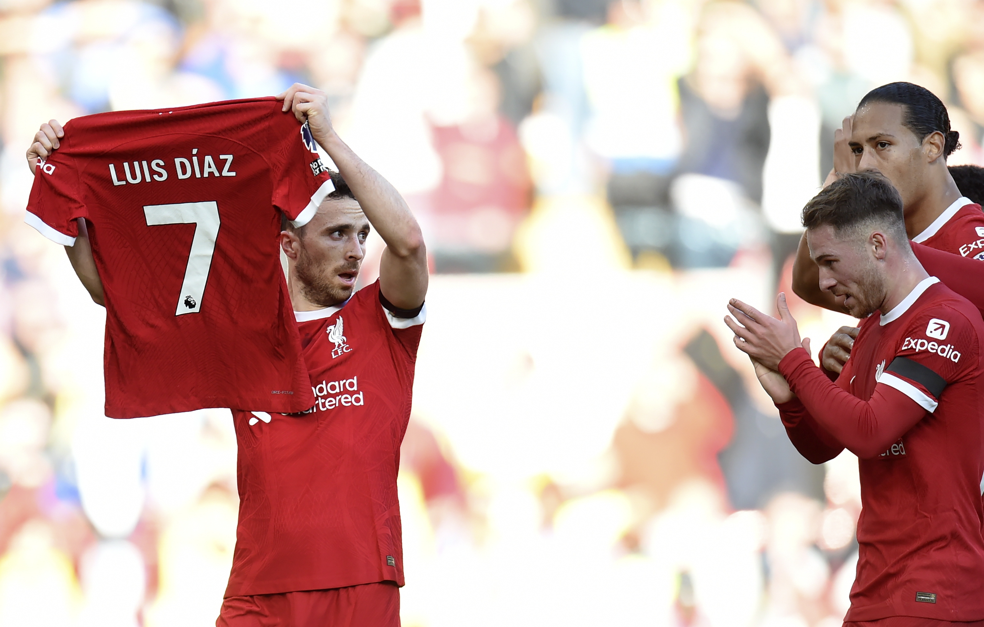 Vea los goles del Liverpool frente al Forest y el conmovedor homenaje a Luis Díaz