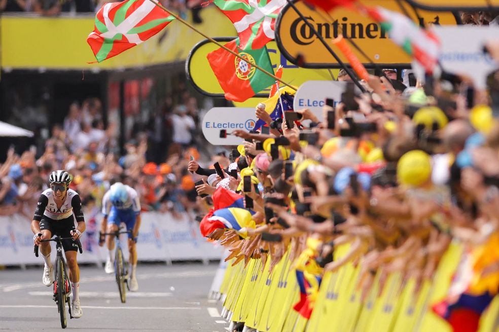 El Tour de Francia empezó en serio: Adam Yates le ganó a su hermano la primera etapa