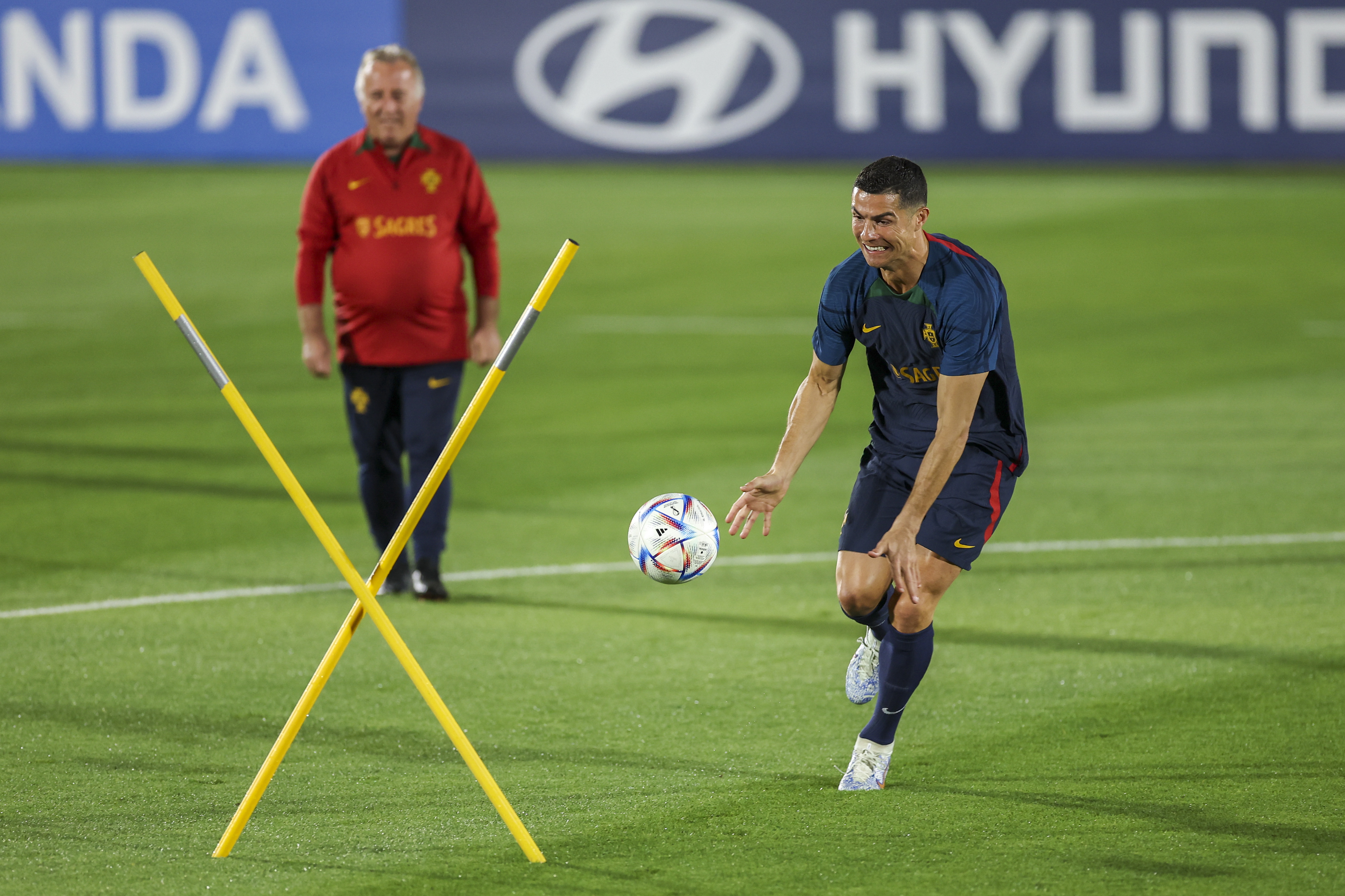 Al-shahaniya (Qatar), 04/12/2022.- Portugal player Cristiano Ronaldo attends a training session, in Al Shahaniya, Qatar, 04 December 2022. The FIFA World Cup 2022 takes place in Qatar until 18 December 2022. (Mundial de Fútbol, Catar) EFE/EPA/JOSE SENA GOULAO