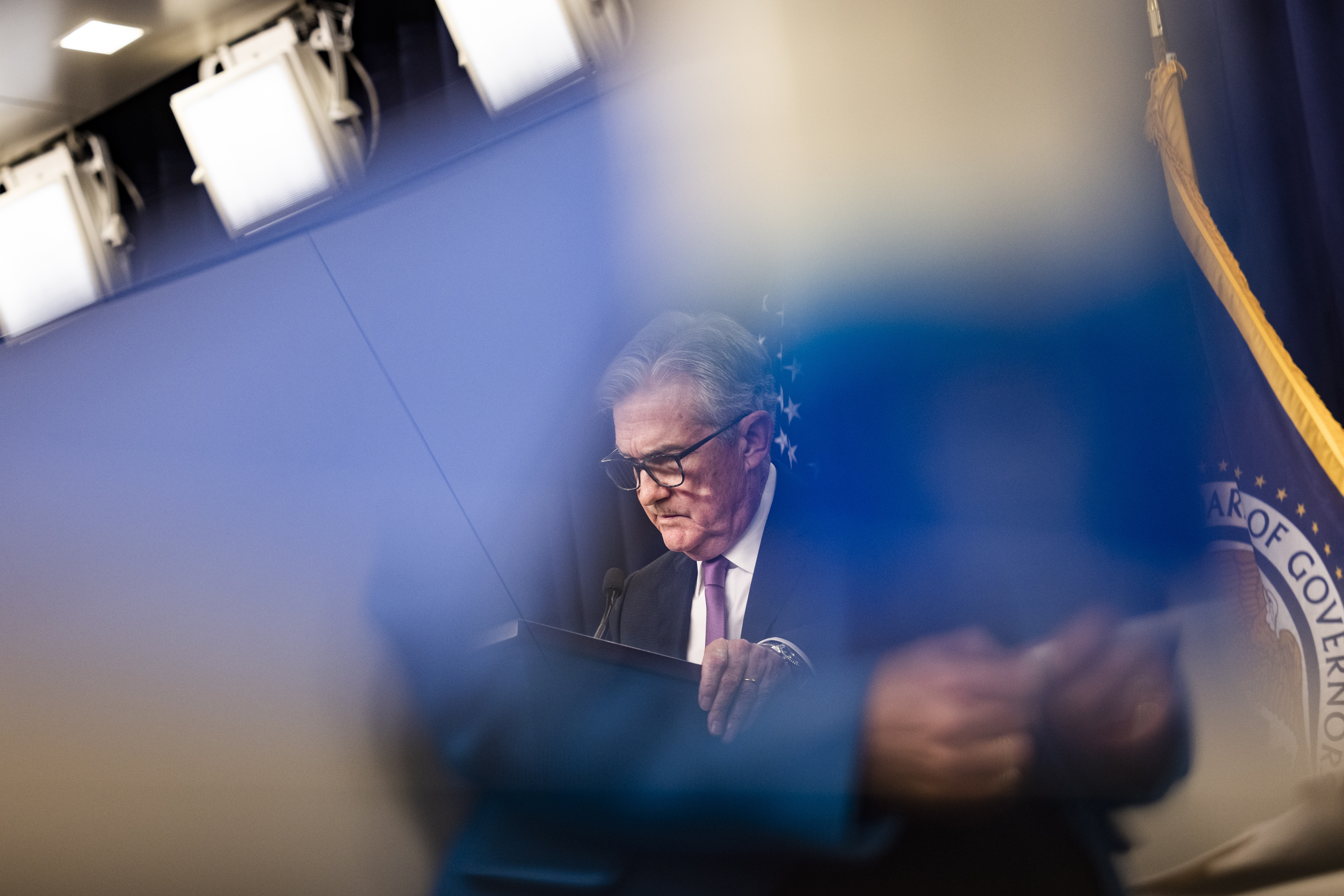 Washington (United States), 27/07/2022.- Federal Reserve Board Chairman Jerome Powell is seen in a reflection as he holds a news conference after the Fed decided to once again raise interest rates by three-quarters of a percentage point at the William McChesney Martin Jr. Building in Washington, DC, USA, 27 July 2022. The Fed hopes to temper inflation rates, which have reached their highest levels in 40 years. (Estados Unidos, Roma) EFE/EPA/JIM LO SCALZO