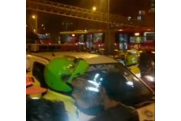 Taxista en estado de embriaguez arrolló a Policía en Bogotá