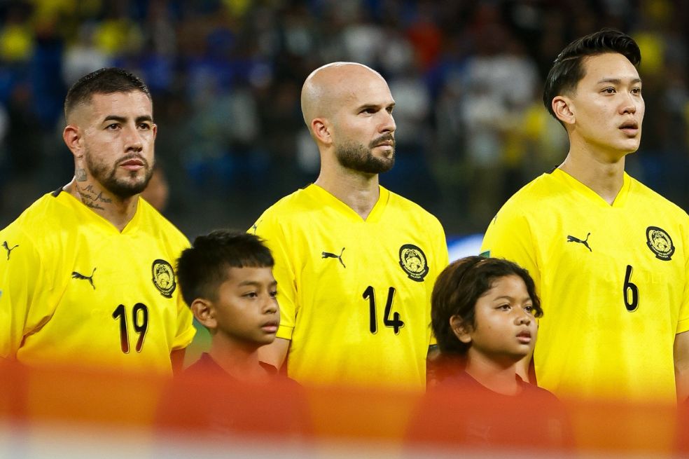 Rodrigo Holgado (izq.) con la selección de Malasia.