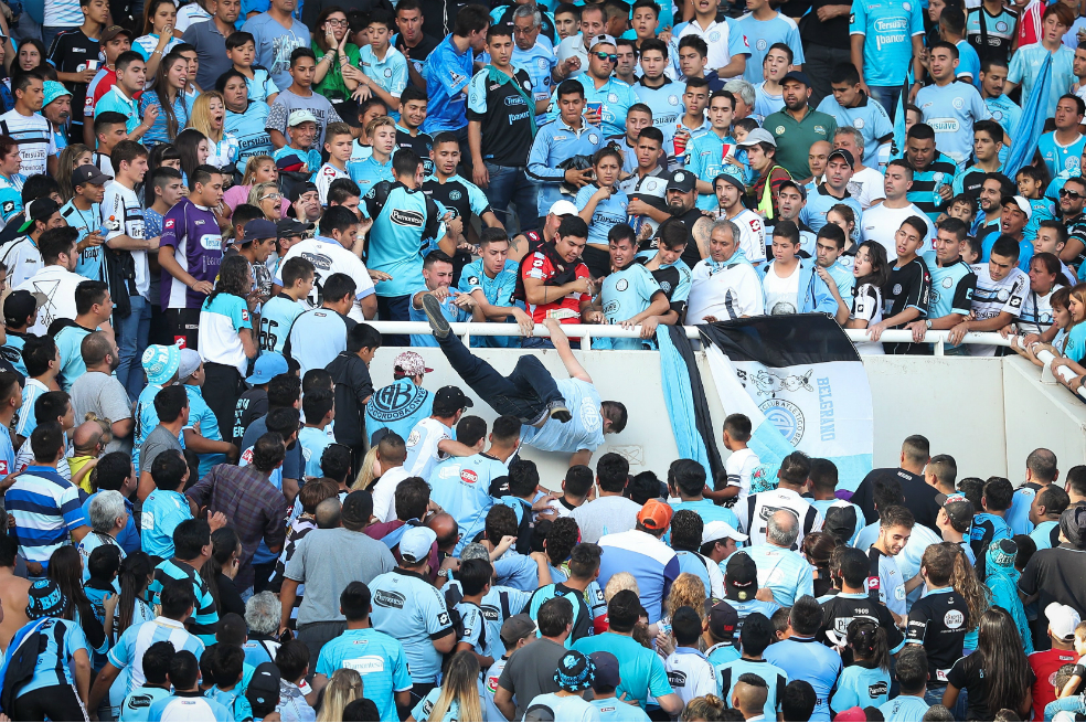 Muere hincha lanzado de una tribuna en Argentina