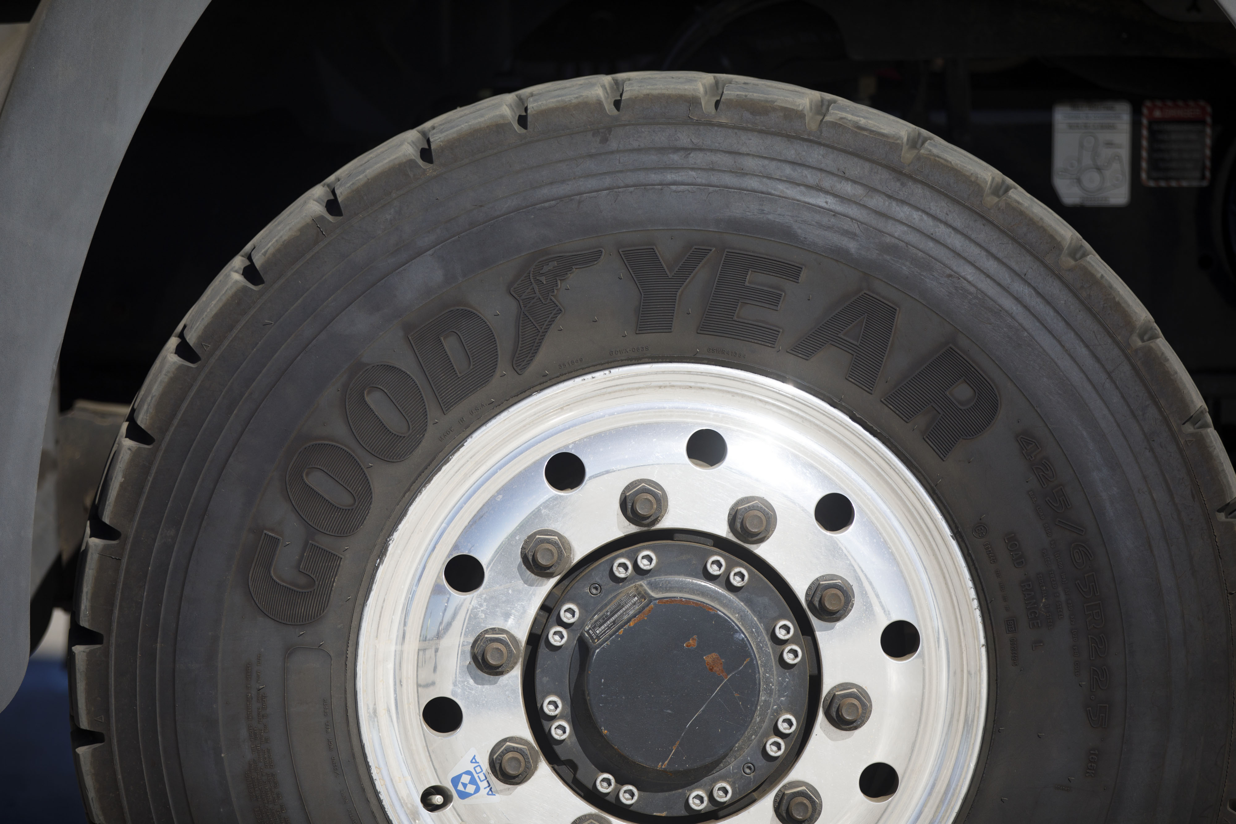 La llantera estadounidense siguió los mismos pasos que había tomado Pirelli en agosto de este año. / Bloomberg News