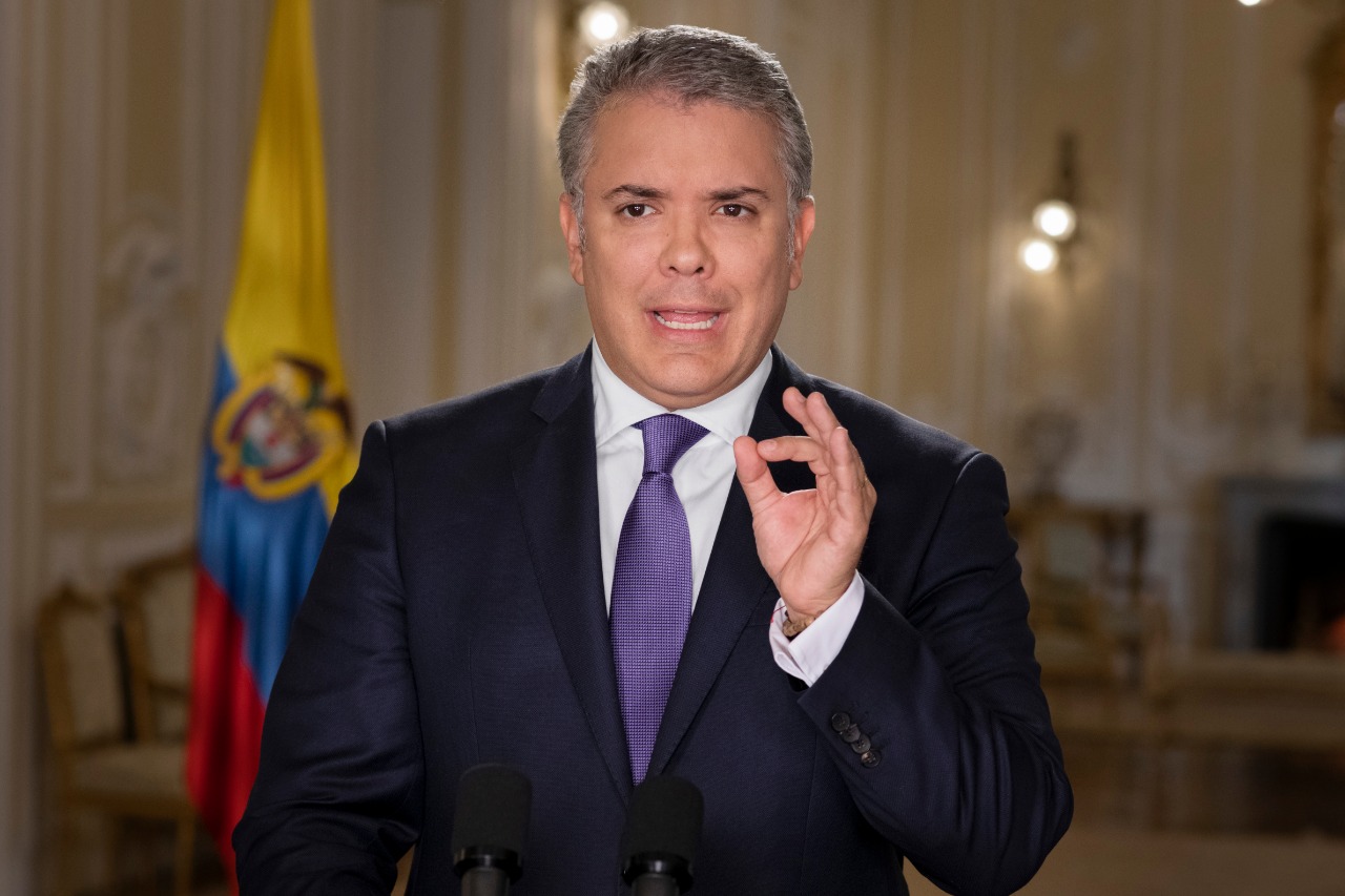 Iván Duque durante el anuncio de las objeciones a la JEP.SIGEl 9 de marzo, un día antes de que Duque presentara los reparos a la JEP, el exjefe negociador del gobierno Santos en la mesa de La Habana, Humberto de la Calle, hacía un ejercicio futurista en el que auguraba lo que sucedería con estos. “Hoy, 30 de noviembre de 2019, tras un largo periplo, el presidente de la República sancionó la ley estatutaria de la Jurisdicción Especial para la Paz”, escribió De la Calle. Se equivocó en el cálculo del tiempo, pero adivinó el final conocido en la tarde de este miércoles, cuando la Corte Constitucional, en una nueva revisión de la norma, enterró de manera definitiva la intención del Gobierno Nacional de hacerle cambios a la ley que sostiene el sistema de justicia transicional, considerado la columna vertebral del Acuerdo de Paz.