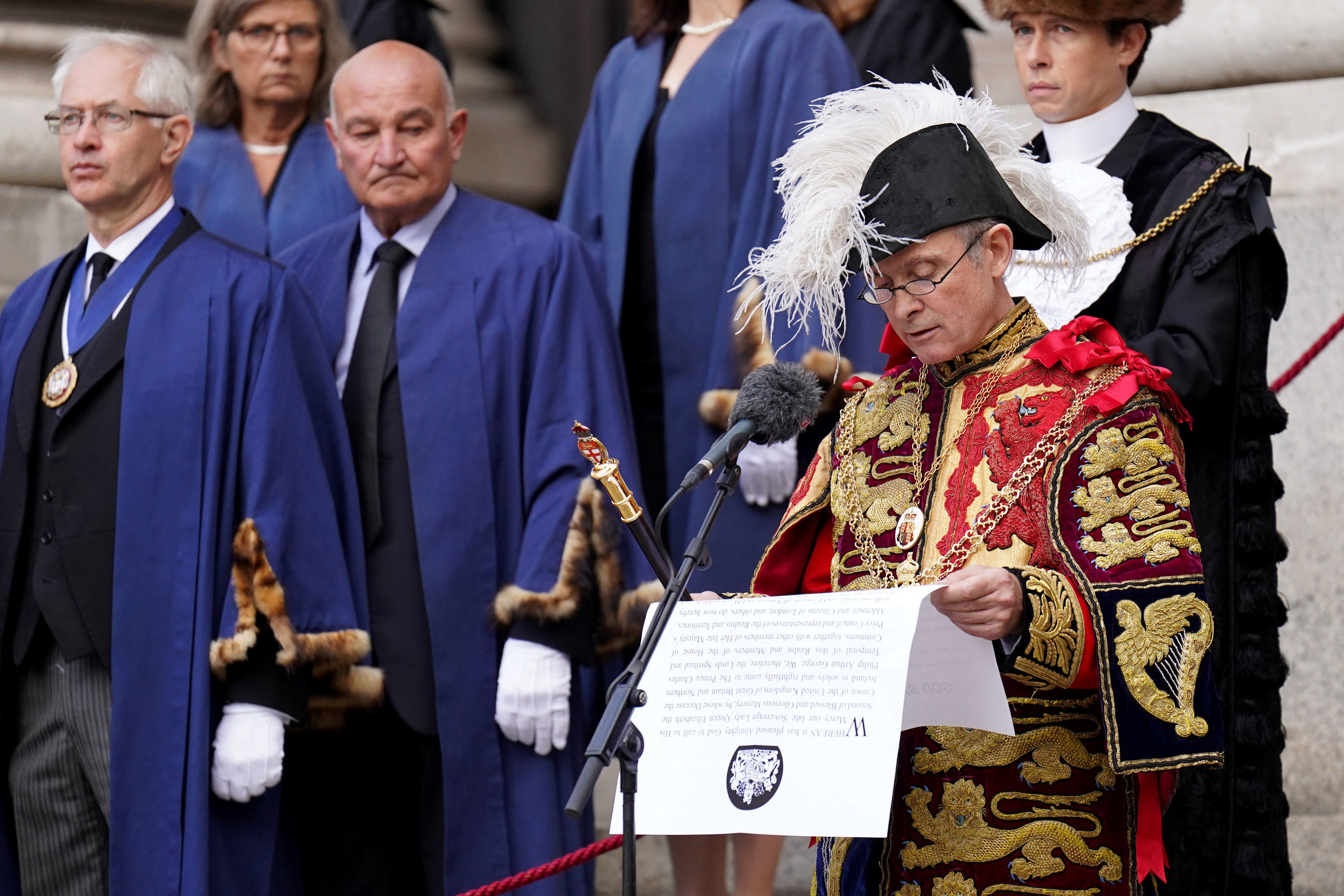 Clarenceux King of Arms, Timothy Duke, lee la Proclamación secundaria de Adhesión del nuevo Rey de Gran Bretaña, el Rey Carlos III, en el Royal Exchange, en la ciudad de Londres, el 10 de septiembre de 2022. - El Carlos III de Gran Bretaña fue proclamado oficialmente Rey en un ceremonia el sábado, un día después de que juró en su primer discurso a los sujetos de duelo que emularía a su "querida mamá", la reina Isabel II, quien murió el 8 de septiembre. (Foto de James Manning / POOL / AFP)