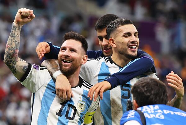 El sueño continúa: Messi y Martínez conducen a Argentina a la semifinal