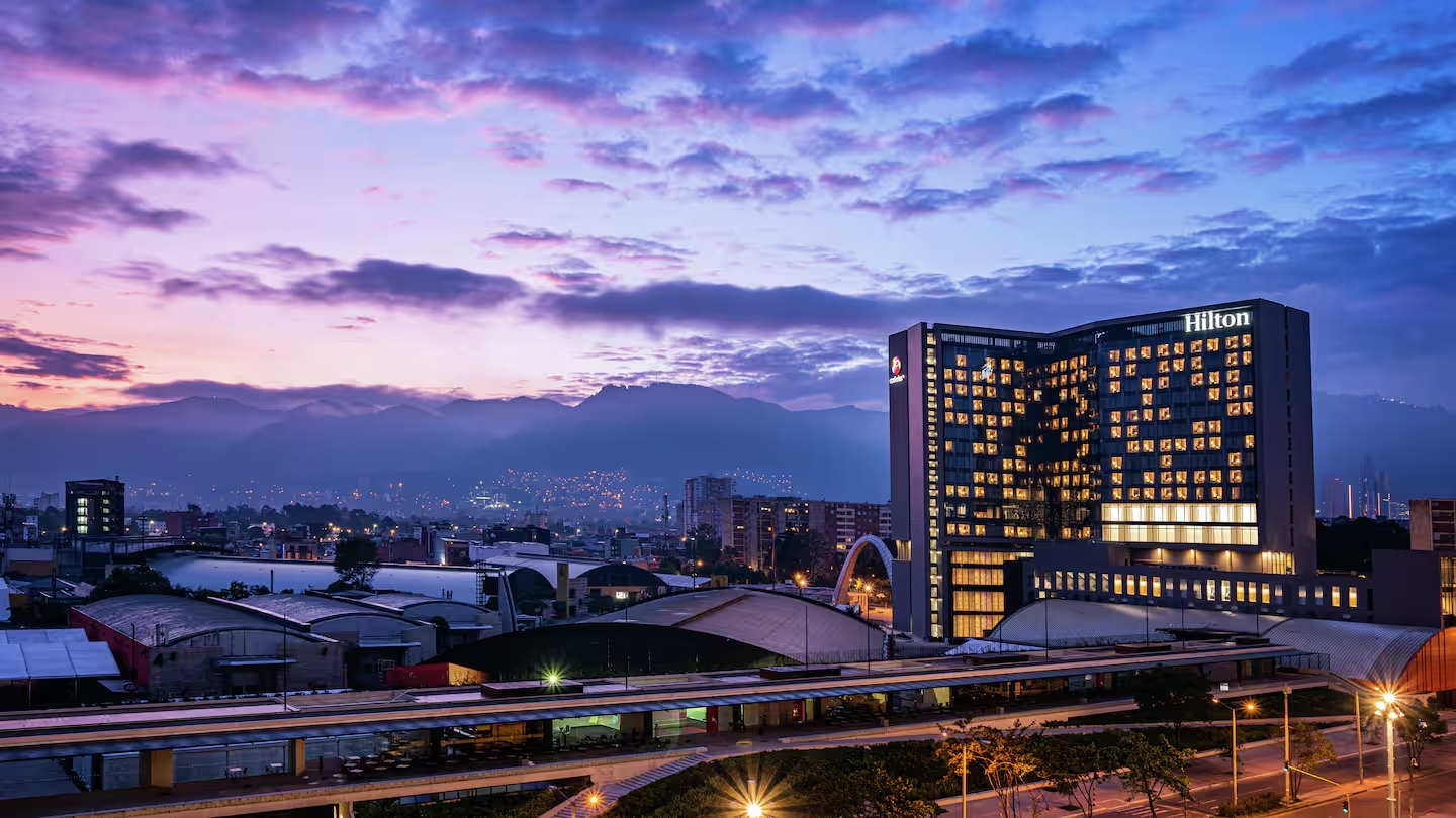 Hilton Bogotá Corferias fue el primer hotel en América Latina en hacer parte del Distrito de Ferias junto a Ágora y Corferias.