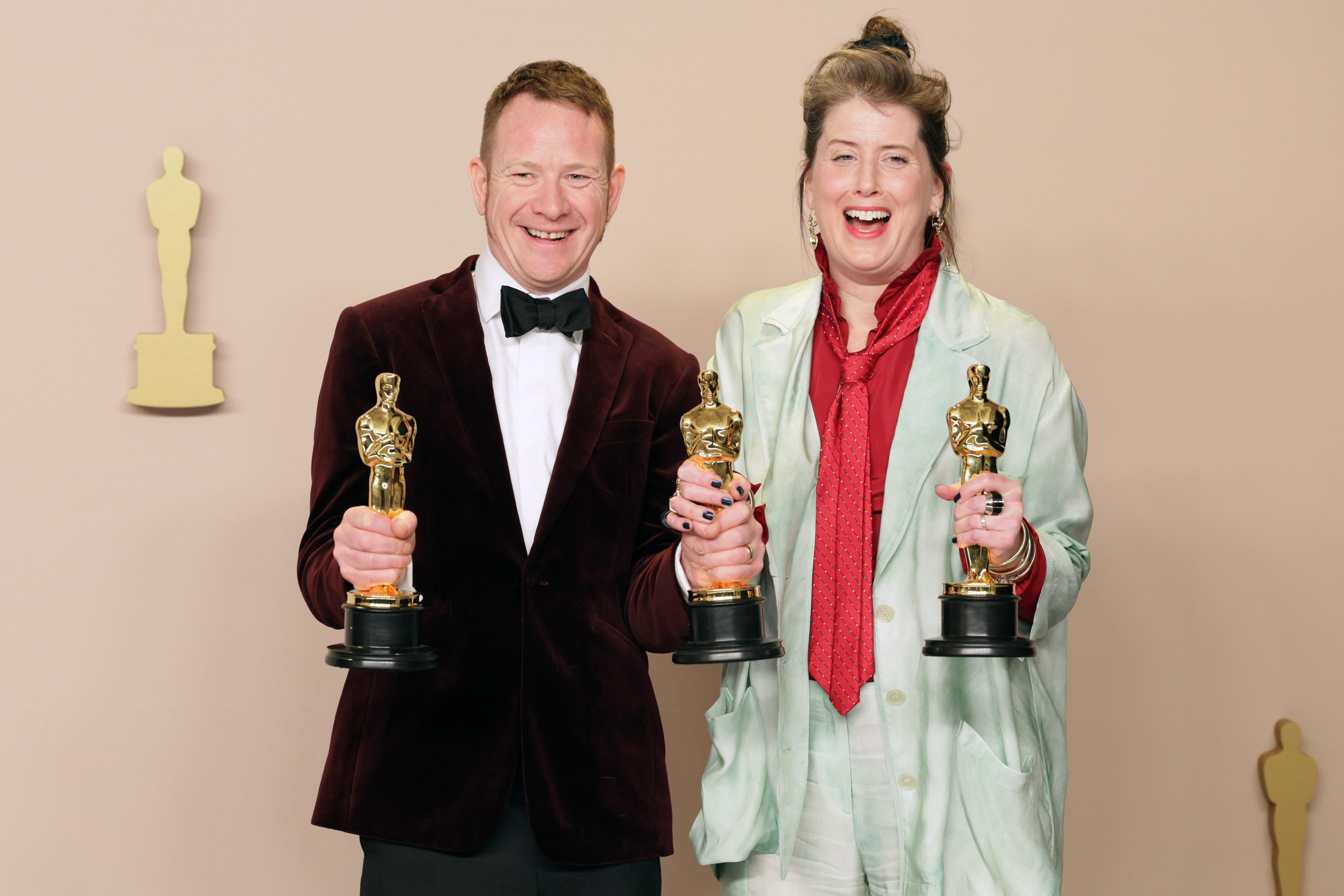 Los Angeles (United States), 10/03/2024.- James Price (L) and Shona Heath (R), winners of Best Production Design for 'Poor Things,' hold up their Oscars in the press room during the 96th annual Academy Awards ceremony at the Dolby Theatre in the Hollywood neighborhood of Los Angeles, California, USA, 10 March 2024. The Oscars are presented for outstanding individual or collective efforts in filmmaking in 23 categories. EFE/EPA/ALLISON DINNER