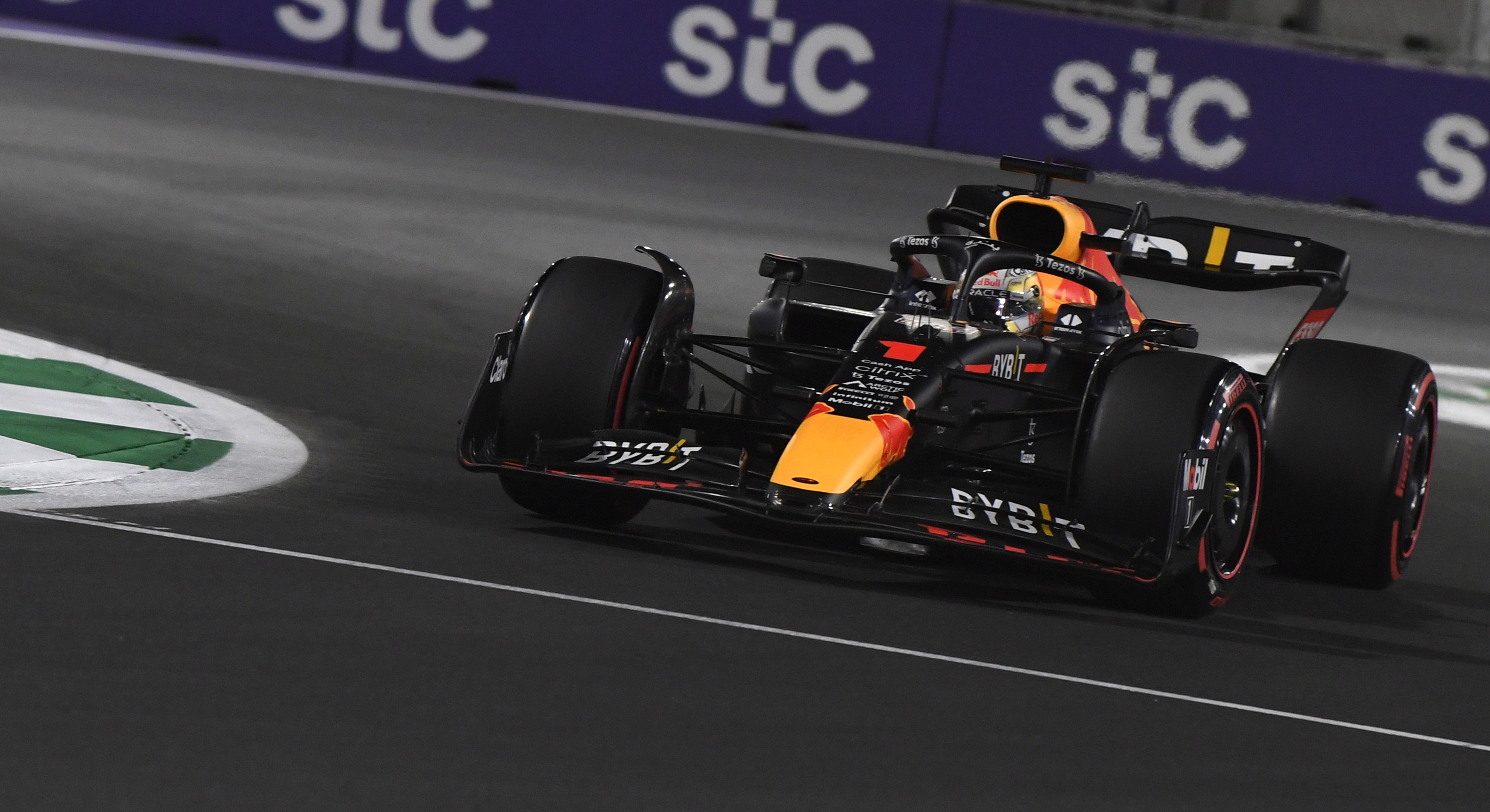 F1: Verstappen ganó la carrera esprint y saldrá primero en Imola