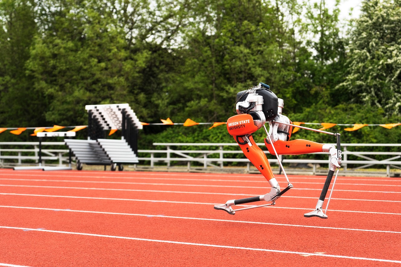 Un robot de dos patas logra récord en carrera de 100 metros