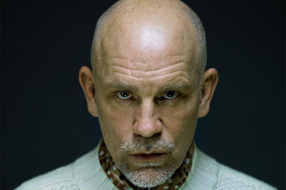 Actor John Malkovich salva a persona que se desangraba
