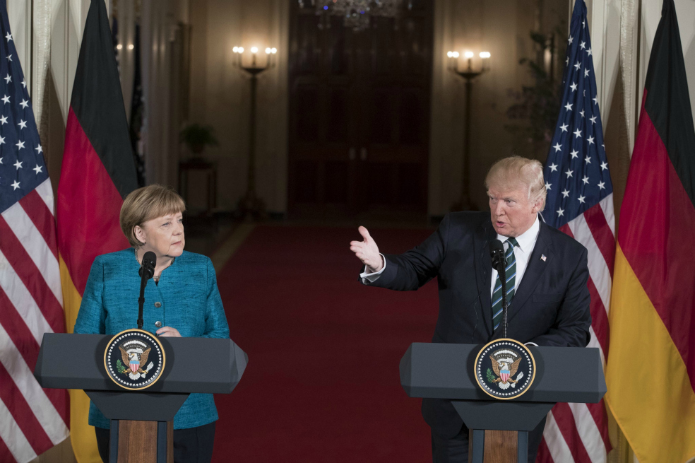 La canciller de Alemania, Angela Merkel, y el presidente de Estados Unidos, Donald Trump, durante su rueda de prensa de este viernes en la Casa Blanca, en Washington.  / EFE