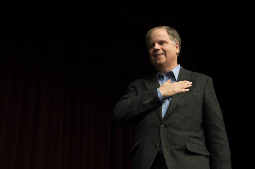 Doug Jones: la pesadilla de Trump, el Ku Klux Klan y los republicanos