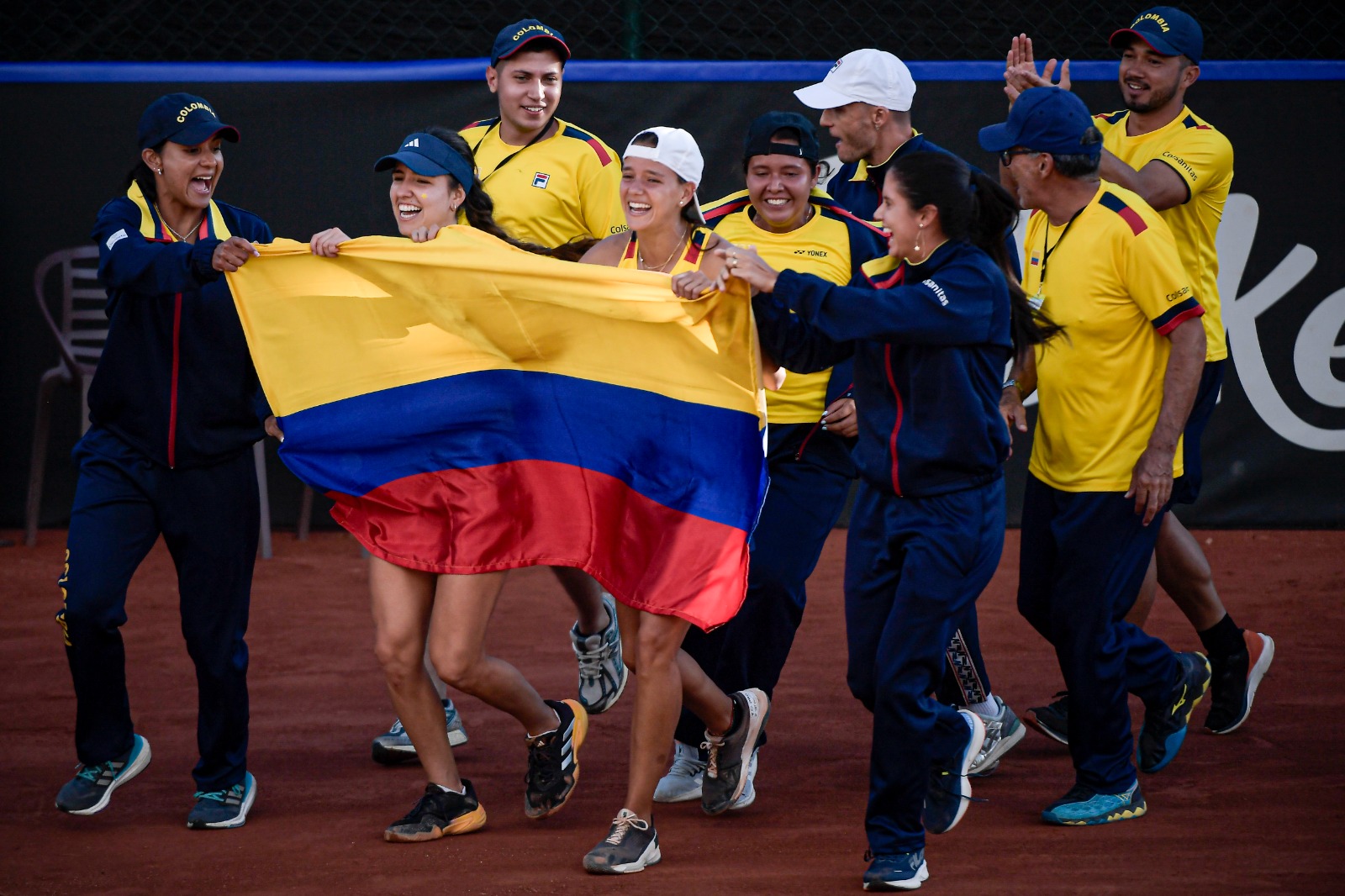 El equipo de Colombia celebra su triunfo 3-2 sobre Francia en los play-offs de la Copa Billie Jean King.