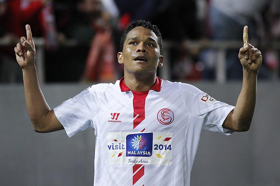 Bacca anotó y un contundente Sevilla eliminó al Porto