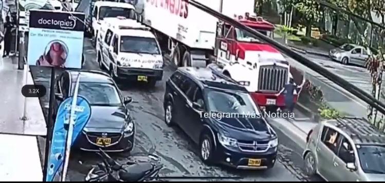 Video: Joven se salvó de morir tras ser arrollada por un tractocamión en Ibagué
