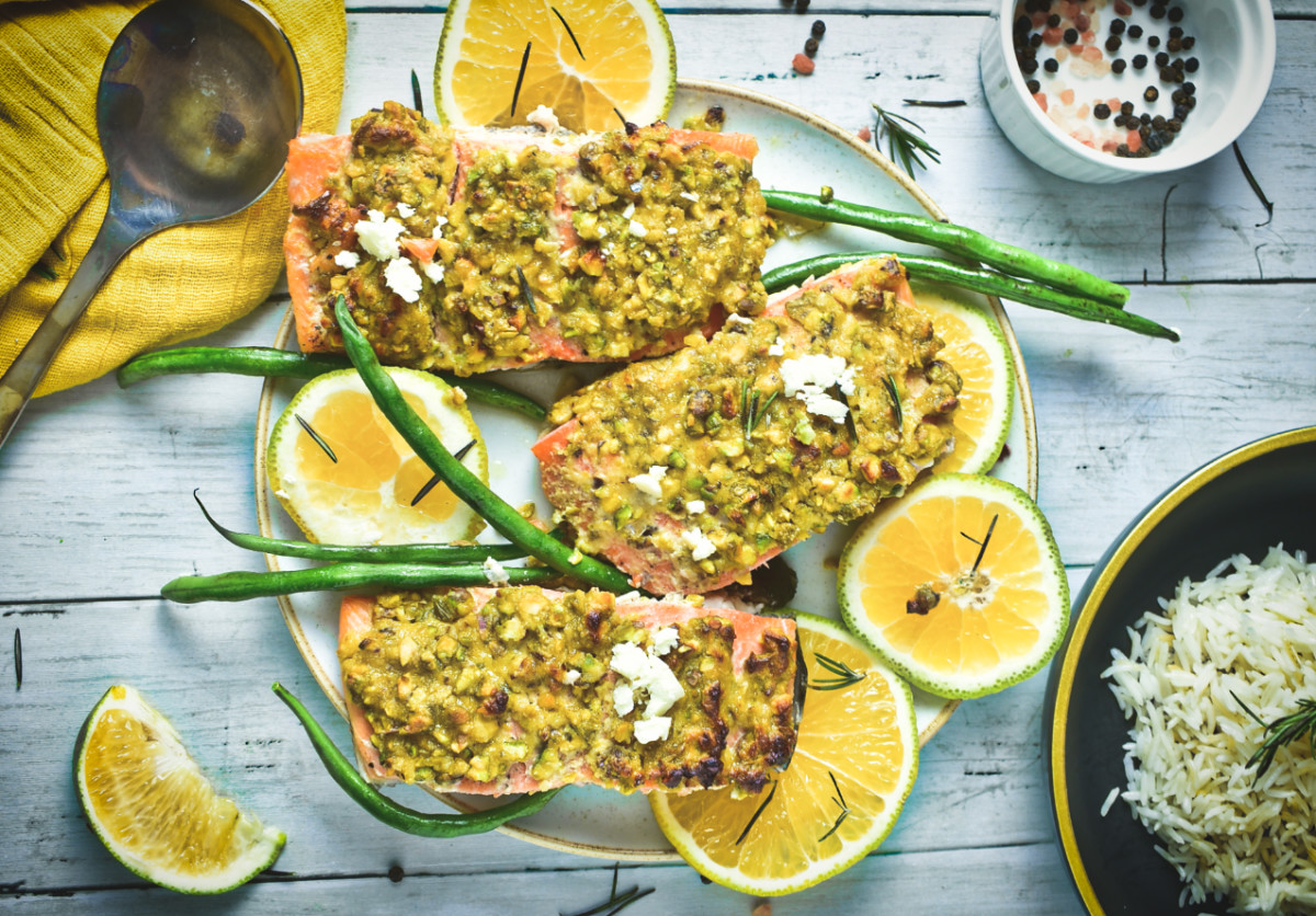 Salmón en salsa de pistacho para el almuerzo