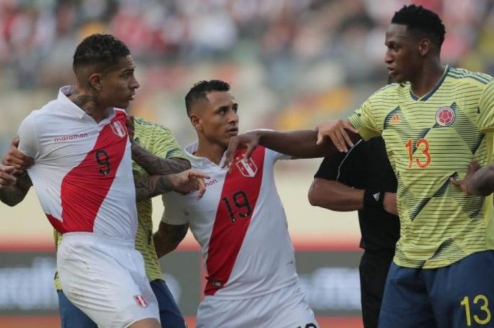 Paolo Guerrero discute con Yerry Mina.