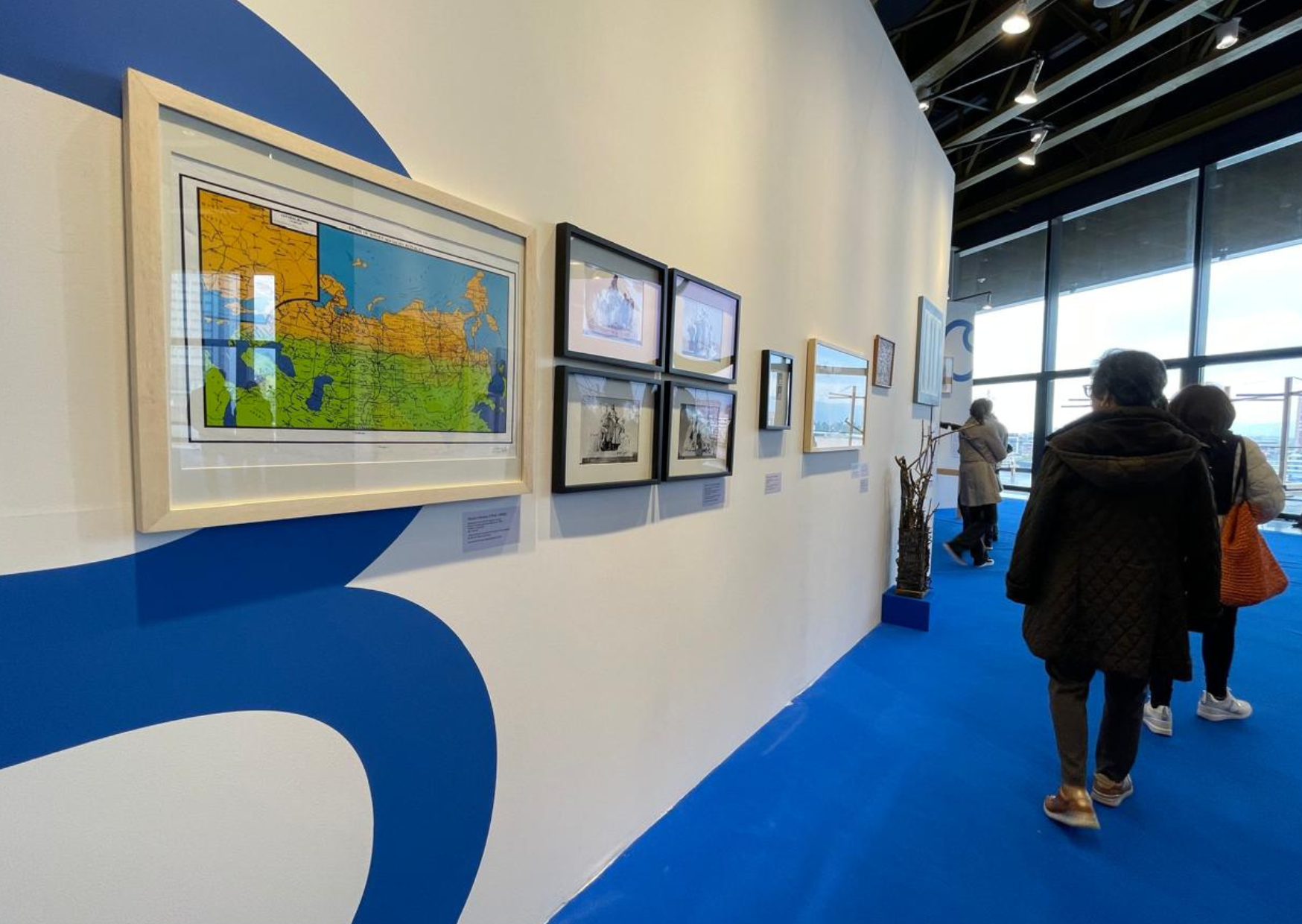 La sección "Referentes" de ARTBO 2024. "Siga usted: apuntes para la construcción de la historia de las galerías en Colombia". Contó con la curaduría de Pablo León de La Barra (curador de Arte Latinoamericano del Guggenheim New York) y María Wills (curadora e investigadora independiente) en colaboración con José Ruiz (artista, investigador y diseñador)