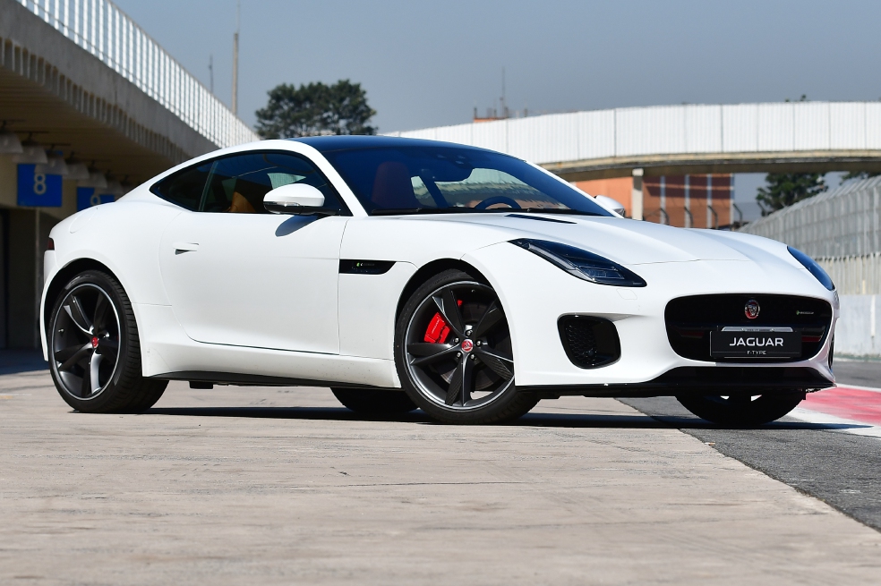 El sistema de enfriamiento del motor, explica Jaguar, funciona a través de una bomba eléctrica de refrigeración, logrando mejor rendimiento y menos consumo de combustible. / Jaguar