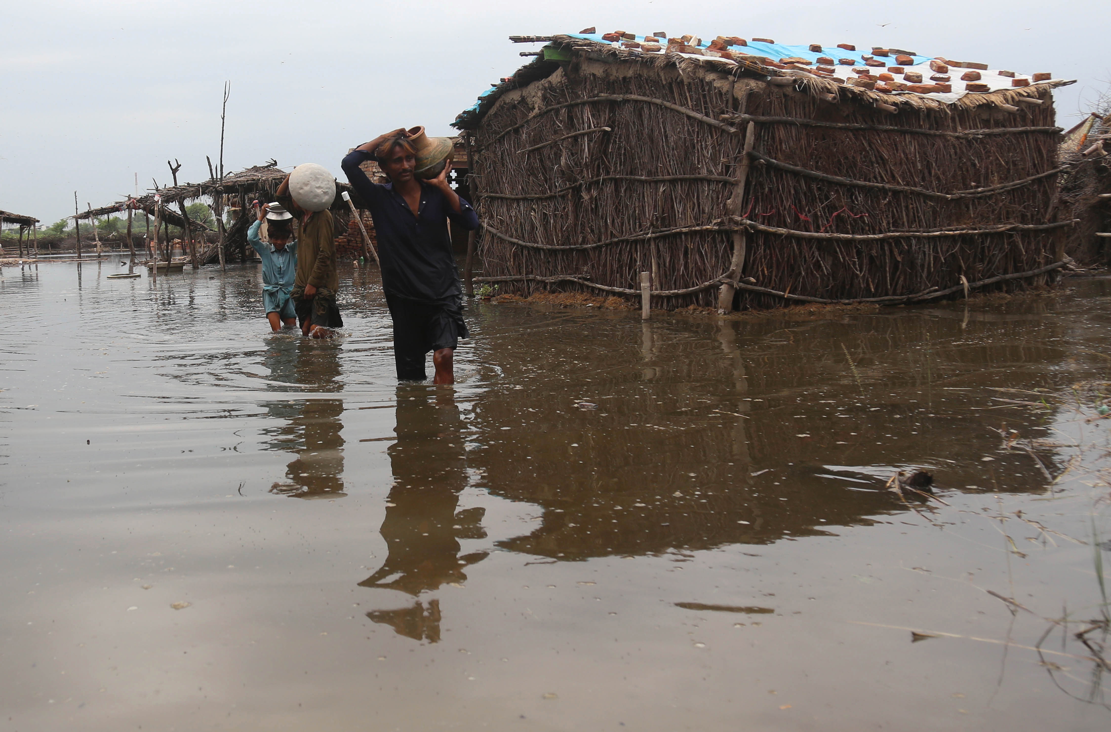 Inundaciones en Pakistán dejan casi 800 muertos y miles de desplazados