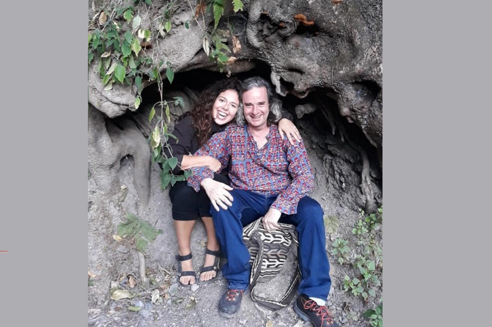 Alejandro López y su compañera en el taller de yoga Naama (española que vive en Israel), debajo de la raíz de un árbol durante una caminata por el Norte de la India.