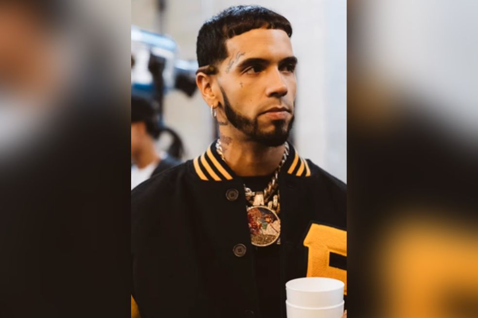 Video: Anuel cambió su carro Bugatti por un tanque