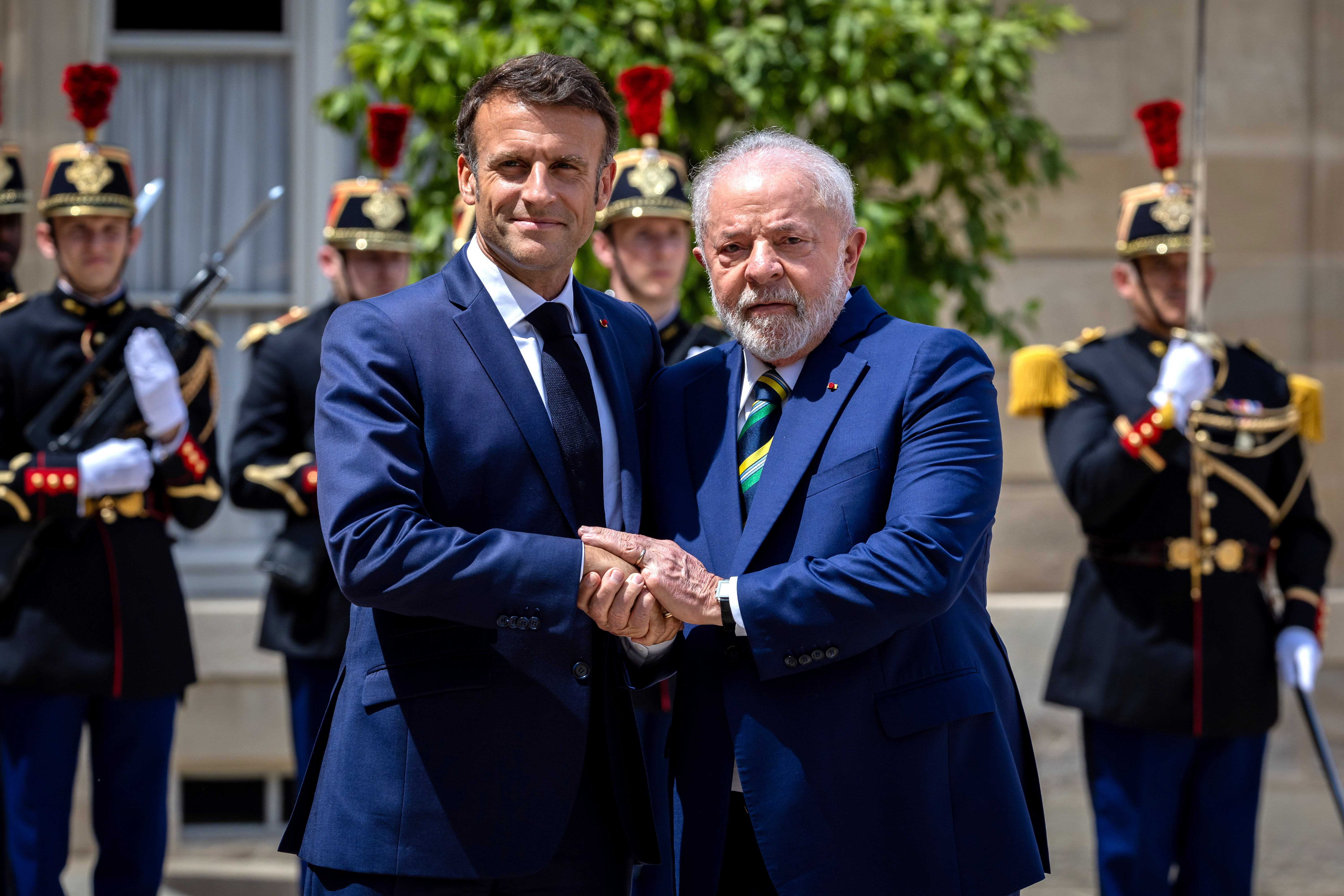 El “contrapunteo” entre Macron y Lula en cumbre de París