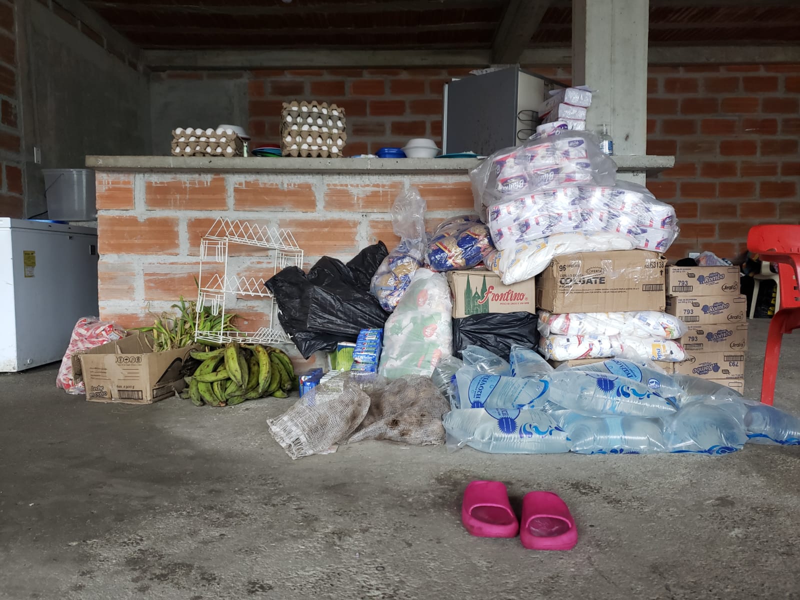 Tan solo en la sede de Acadesan pernoctaban 63 familias, con un total de 193 personas amontonadas en seis oficinas, dos baños, tres pasillos y el salón del comedor (en obra negra), al que le cae un chorro de agua en una esquina si llueve, algo que en Chocó suele pasar todos los días.