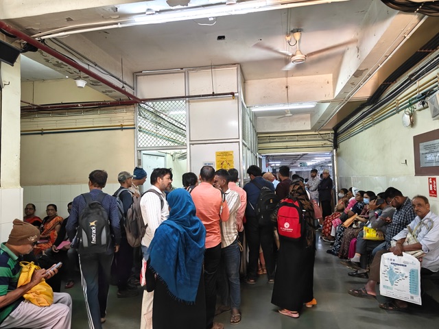 Pacientes esperando para ser atendidos en el Hospital Nair de Bombay, India.