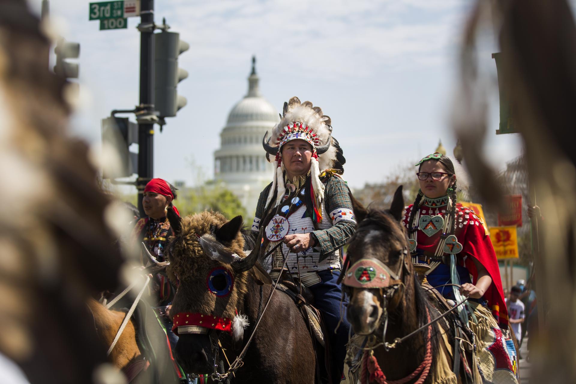 WASHINGTON (United States), 03/07/2026.- (FILE) - Shane Red Hawk of the Sicangu Lakota band of the Rosebud Sioux (C) and his daughter Tshina Red Hawk (R) join other members of the 'Cowboy and Indian Alliance' to begin a horseback ride in protest of the Keystone XL Pipeline near the Capitol Reflecting Pool in Washington, DC, USA, 22 April 2014 (reissued on 03 July 2026). US marks 2026 the 250th anniversary of America, known as the Semiquincentennial or SemiQuin, marks 250 years since the adoption of the Declaration of Independence on 04 July 1776. (Protestas) EFE/EPA/JIM LO SCALZO
