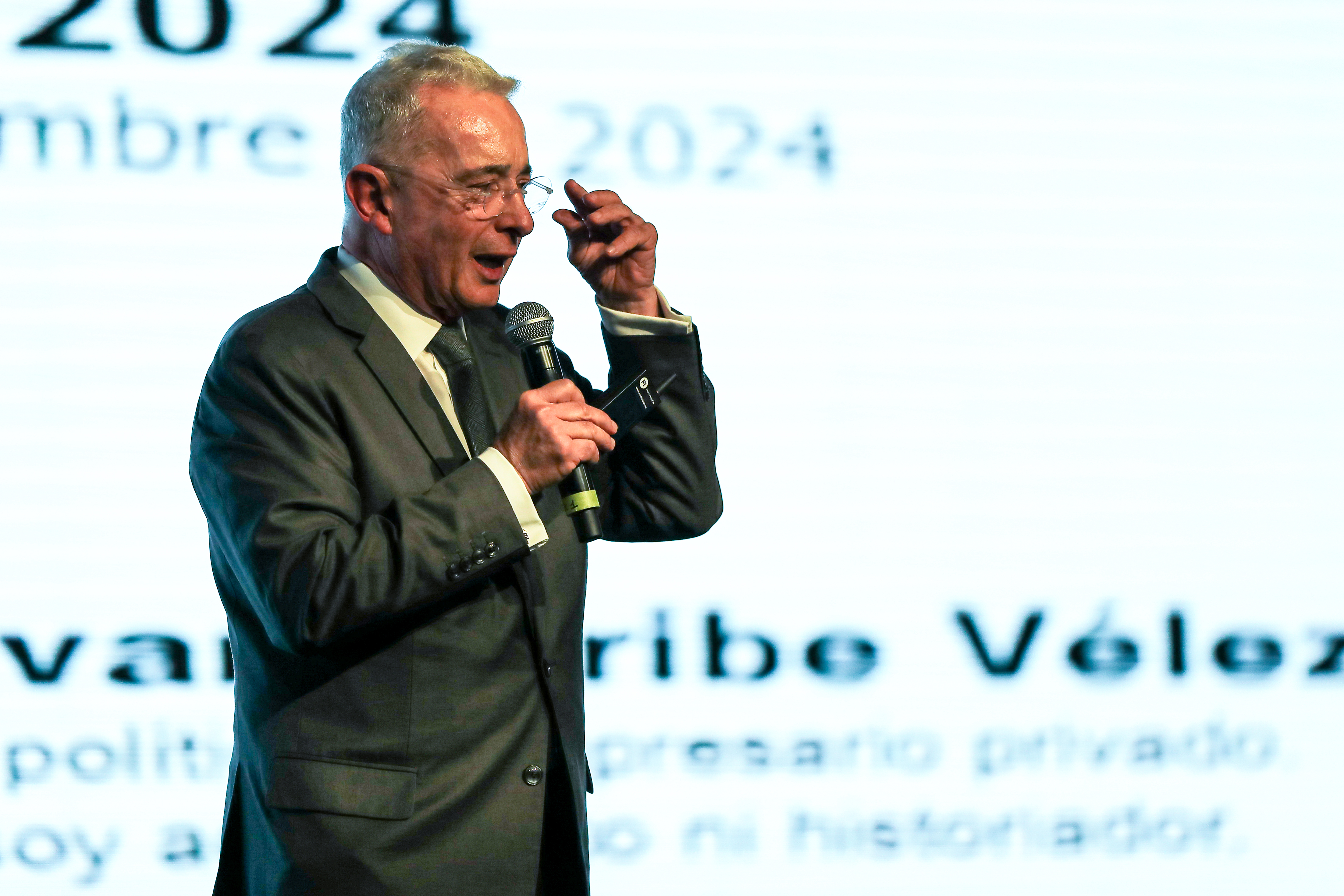 AME9771. QUITO (ECUADOR), 21/11/2024.- El expresidente de Colombia Álvaro Uribe participa en la conferencia 'Impacta País' este jueves, en Quito (Ecuador). Uribe aseveró que la seguridad es un valor democrático y una fuente de recursos, y sostuvo que en la lucha contra la criminalidad se debe lograr la cohesión ciudadana y el apoyo entre las naciones. EFE/ José Jácome