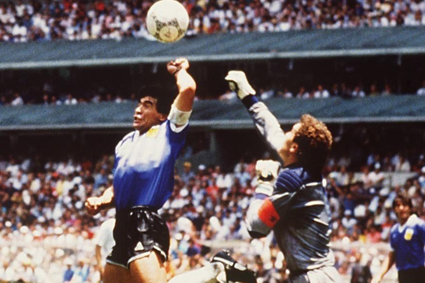 Maradona y “la mano de Dios”: subastan balón del gol contra Inglaterra
